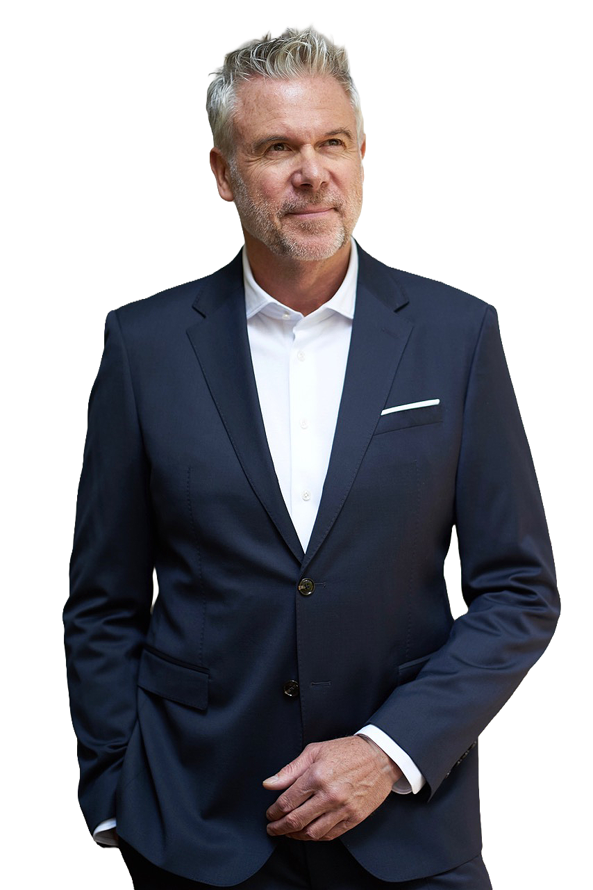 Mann in Anzug mit nachdenklichem Ausdruck